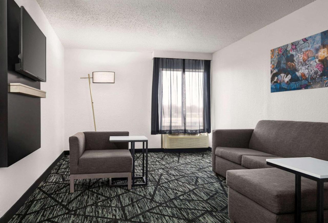 La Quinta By Wyndham Cleveland Airport West North Olmsted Exterior foto