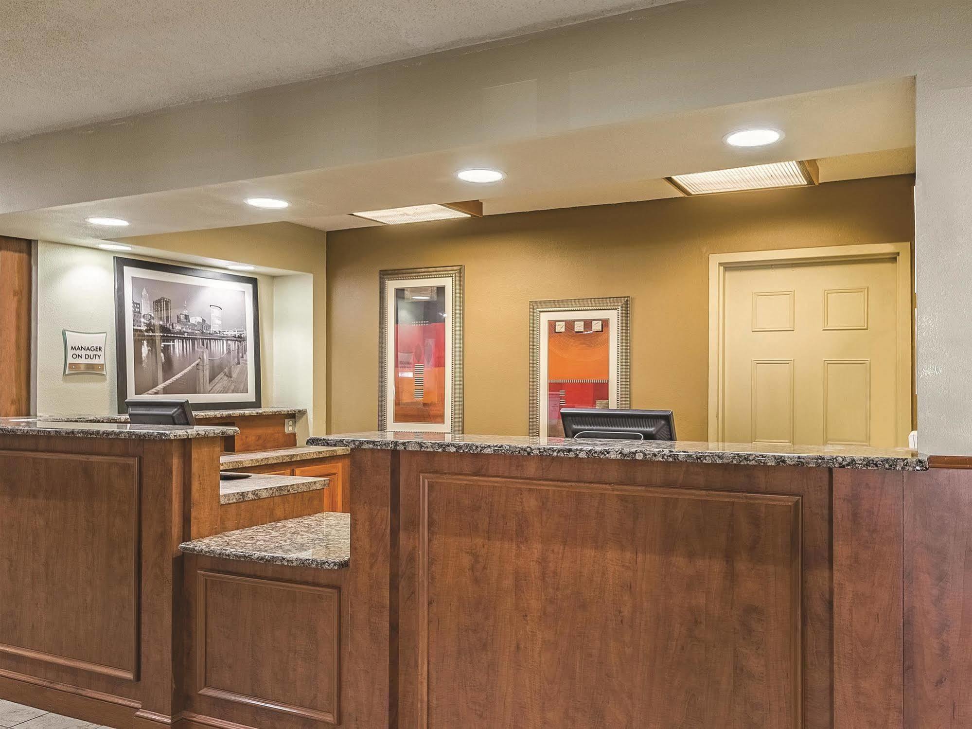 La Quinta By Wyndham Cleveland Airport West North Olmsted Exterior foto
