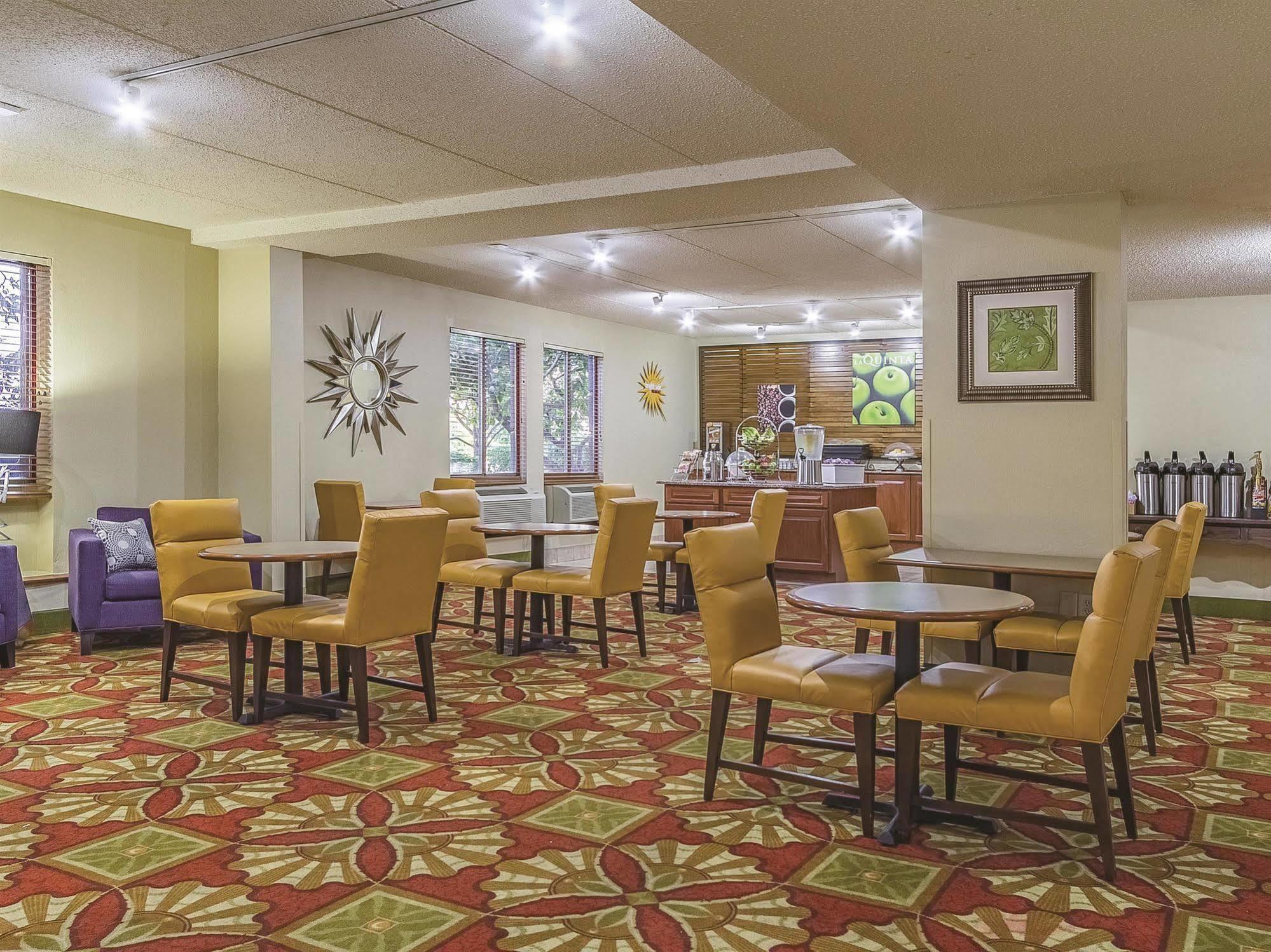 La Quinta By Wyndham Cleveland Airport West North Olmsted Exterior foto